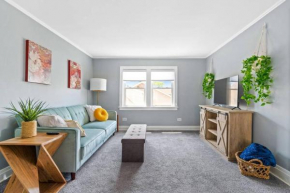 Norwood Park/Edison Park! Workstation & In-unit Laundry! 2nd Floor Apt